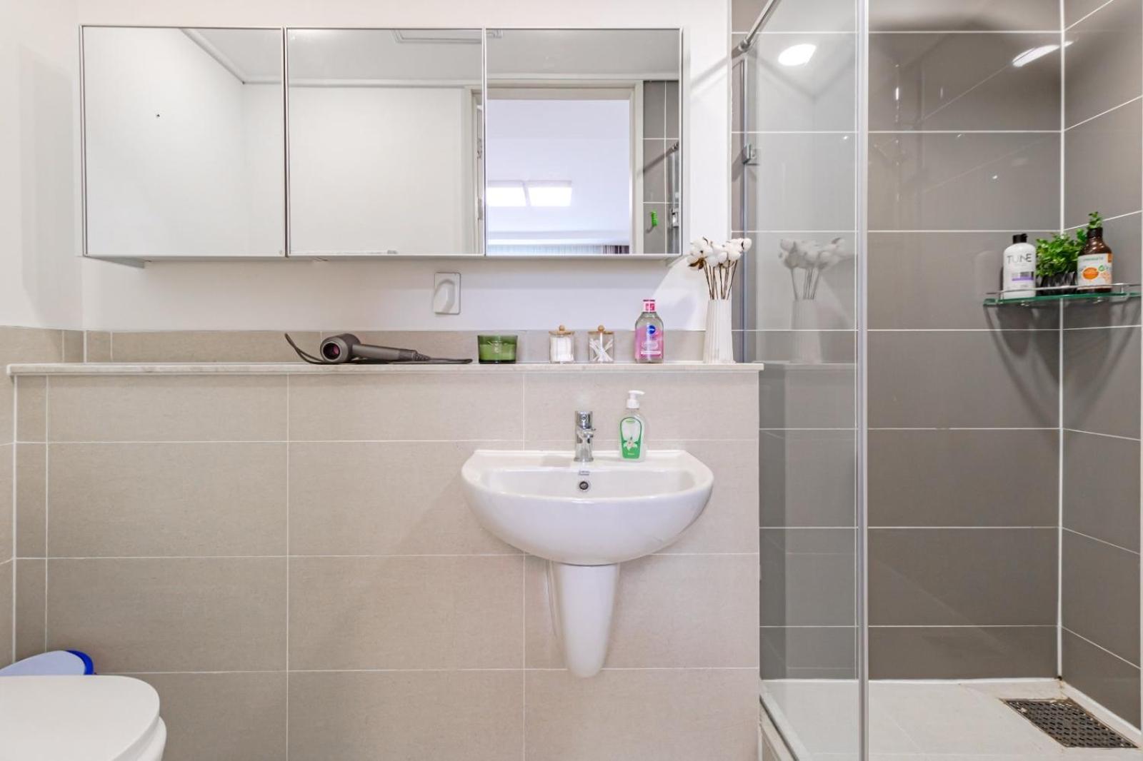 Apartment с 2 спальнями в хайвил парк 2 *